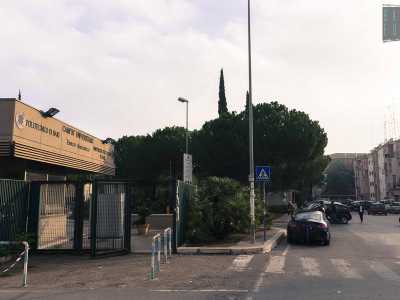 Via Salvemini sfocia su via Orabona, l� dove sorge l�entrata della grande zona dedicata al Politecnico e al Campus Universitario. Si tratta di un�area sulla quale si dal 1951 hanno cominciato a sorgere edifici dedicati alle varie facolt�, la prima delle quali fu quella di Agraria